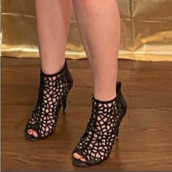 Le Chateau black diamond netted heels/stilettos - Picture 2 of 6